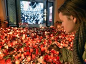 Zapálené svíky u památníku událostí 17. listopadu 1989 na Národní tíd v...