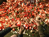 Lidé zapalují svíky u památníku událostí 17. listopadu 1989 na Národní tíd v...