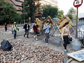 Demonstranti se pokouejí opustit kampus  polytechnické univerzity v Hongkongu.