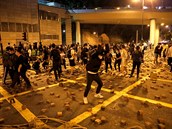 Demonstranti v Hong Kongu staví blokádu cesty u Univerzity.