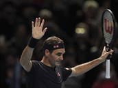 Roger Federer se raduje z vhry nad Matteem Berrettinim.