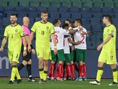 Fotbalisté Bulharska slaví mezi smutnícími echy gól Vasila Boikova.