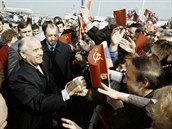 Michail Gorbaov se v Praze v dubnu 1987 vítá s davy, které ho vítají.