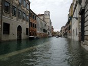 Zaplavená ulice v Benátkách.