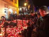 Zapálené svíky na Národní tíd.