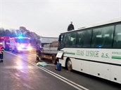 Pi nehod nákladního auta a autobusu se koláky u Nové Vsi na Mlnicku zemela...