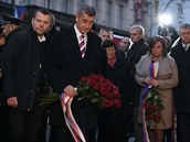 Premiér Andrej Babi (druhý zleva) poloil 17. listopadu 2019 kytici na Národní...
