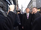 Premiér Andrej Babi (druhý zprava) se fotografuje se svým píznivcem, poté co...