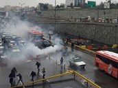 Protesty v Teheránu proti zdraení benzinu.