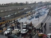 Protesty v Teheránu proti zdraení benzinu.