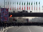 Protesty v Íránu proti zdraení benzinu.