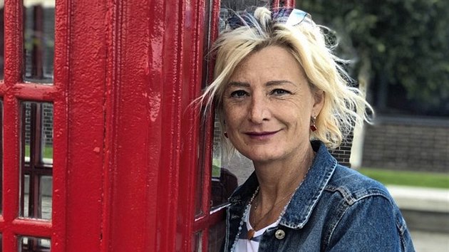 Ludmila Osiková nauí zájemce uít si vlastní rukavice, vybírat jejich...