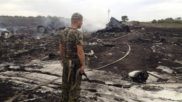 Proruský separatista na míst havárie letu MH-17