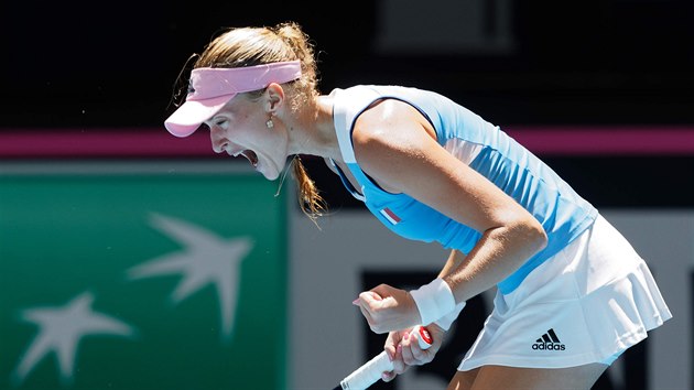 Kristina Mladenoviová slaví vítzství ve Fed Cupu.