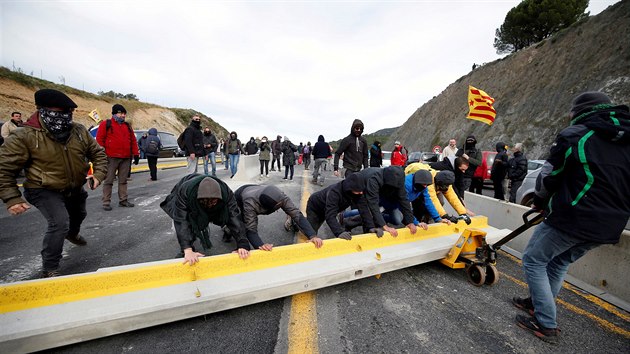 leni katalánského protestního hnutí s názvem Demokratická tsunami zablokovali...