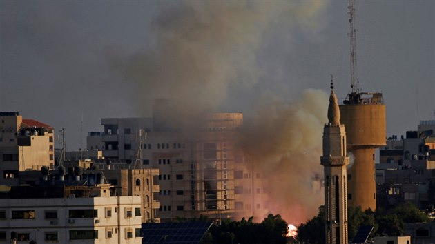 Plameny a dým po odpalu rakety na Izrael z msta Gaza.