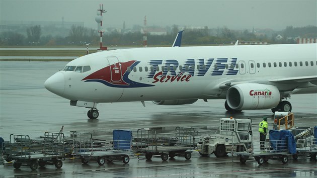 Letadlo spolenosti Travel Service na letiti Václava Havla v Praze.