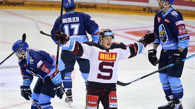 Miroslav Forman ze Sparty se raduje z gólu.