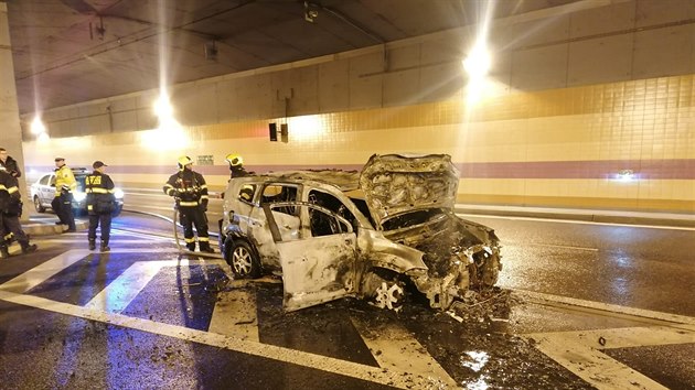 Oho�elé auto v tunelu Blanka.