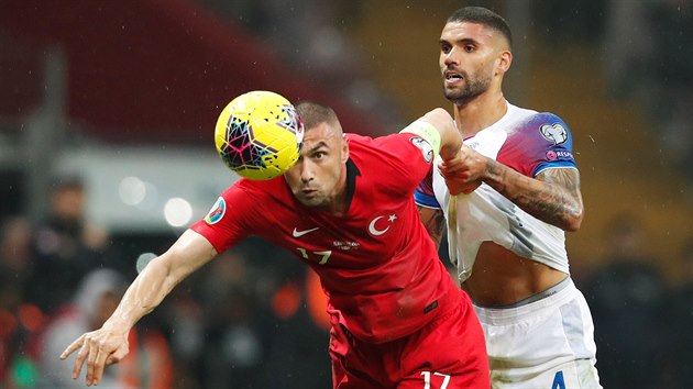 Burak Yilmaz v souboji s Islan�anem Victorem Palssonem.