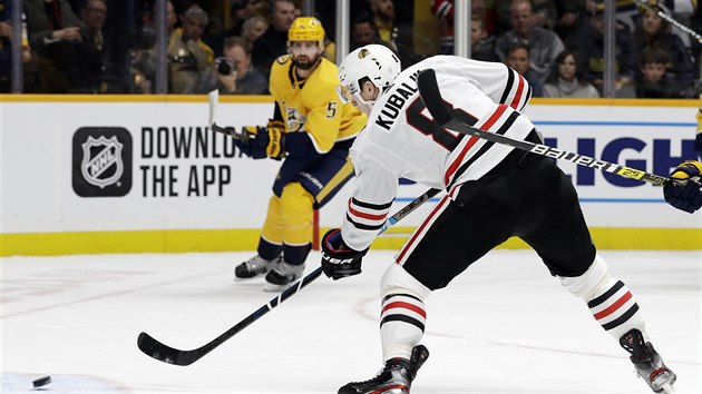 Hrá klubu Chicago Blackhawks Dominik Kubalík.