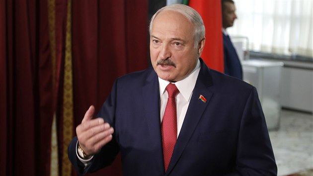 Bloruský prezident Alexandr Lukaenko bhem parlamemtích voleb v Minsku.