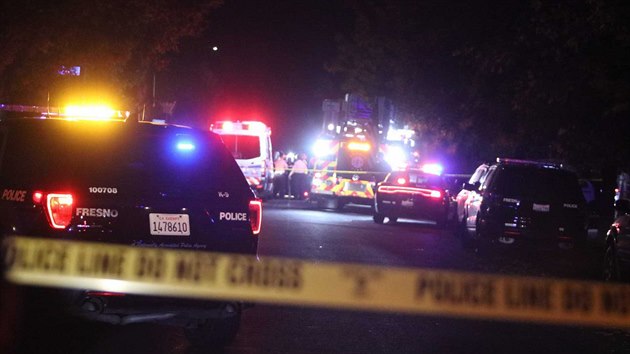 Policie a Záchranná sluba zasahuje v jihovýchodním Fresnu v Kalifornii po...