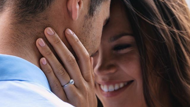 Je lepí vybírat zásnubní prsten spolen nebo tajn?