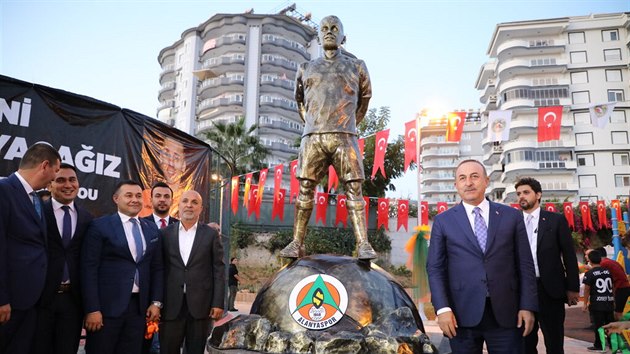 Odhalená socha Josefa urala poblí stadionu v Antalyi.