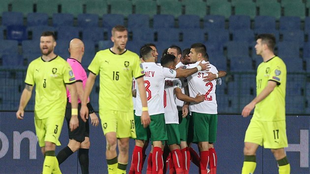 Fotbalisté Bulharska slaví mezi smutnícími echy gól Vasila Boikova.