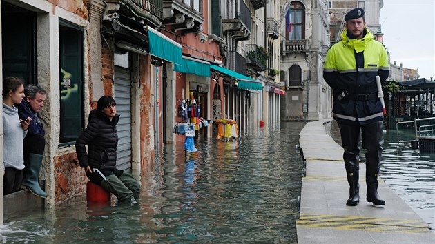 Italský policista kontroluje ulici v Benátkách.