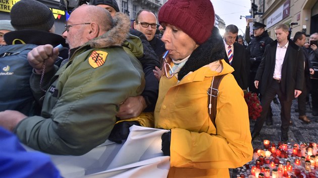 Ochranka odsouvá pískající lidi, kteí se 17. listopadu 2019 na Národní tíd v...