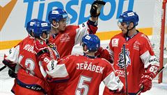 Čeští hokejisté slaví branku nad Ruskem.