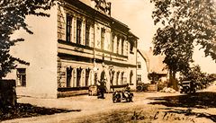 Nedatovaná historická fotografie ostravské restaurace U Zlatého Lva, která...