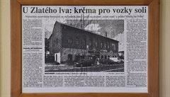 Zarámovaný novinový �lánek o hostinci na zdi v ostravské restauraci U Zlatého...