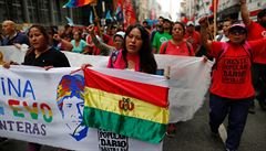 ena drí prapor s kresbou zobrazující bolivijského prezidenta Evo Moralese a...