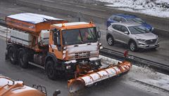 Silničáři nasadili na jihu Čech 15 aut. Hustě sněží, silnice jsou sjízdné s opatrností