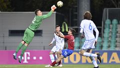 Pavel Bucha v souboji s brankáem San Marina.
