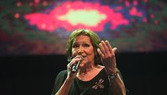 Marta Kubi�ová zahájila písní �S nebývalou ochotou� za velkého aplausu zcela...