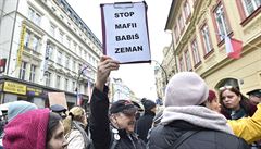 Mu demonstruje proti premiérovi Andreji Babiovi a prezidentovi Miloi...