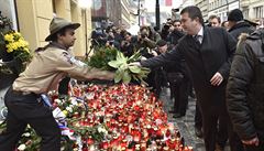 Ministr vnitra a pedseda sociální demokracie Jan Hamáek (vpravo) podává...