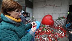 Lidé zapalují sví�ky i na nám�stí Václava Havla u Národního Divadla.