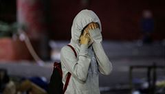 Protestující dívka po poty�ce s policií.