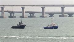 Ukrajinská loď (vlevo) je tažena ruskou z Kerčského přístavu. | na serveru Lidovky.cz | aktuální zprávy