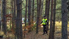 Policista prohlí�í okolí, kde do�lo k výbuchu.