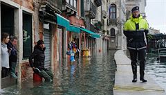 Italský policista kontroluje ulici v Benátkách.