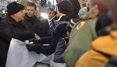 Ochranka odsouvá pískající lidi, kteí se 17. listopadu 2019 na Národní tíd v...