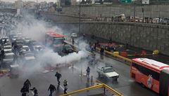 Íránem po zdražení benzinu zmítají protesty. Sabotáže a žhářství páchají chuligáni, reagoval Chameneí