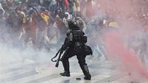 Pi protivldnch protestech v Bogot zasahuje i policie.