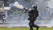 Policejn dstojnk vystel slzn plyn na protivldn demonstranty v Bogot v...